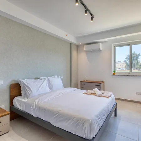 1 Bedroom St Julians Sleeps 4 *